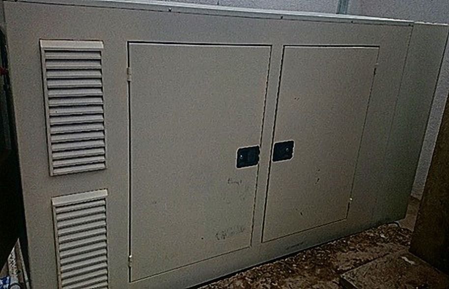 Gabinete gris con rejillas de ventilación