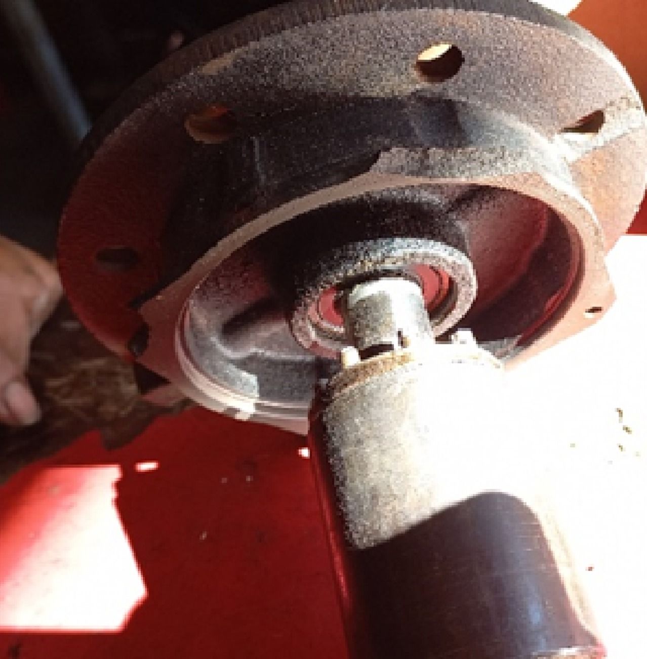 Extremo de un motor con eje y carcasa roja