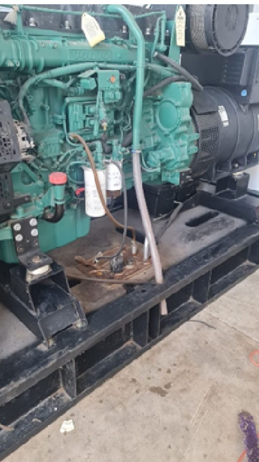 Costado de un grupo electrógeno con motor verde