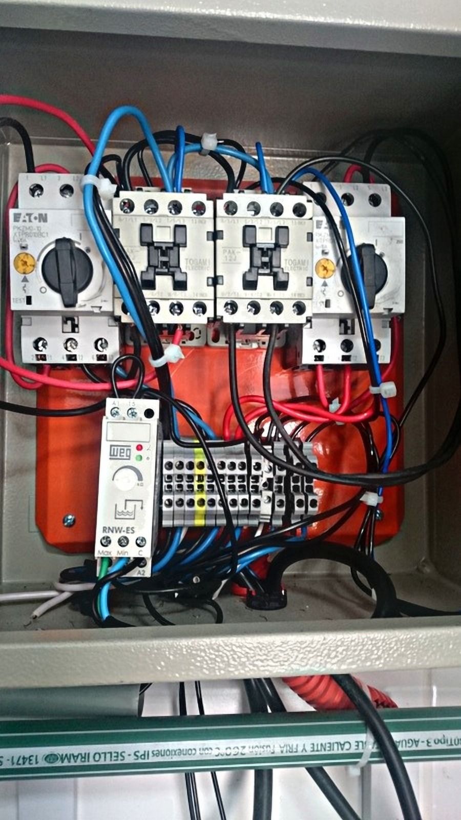 Tablero eléctrico con contactores y cables