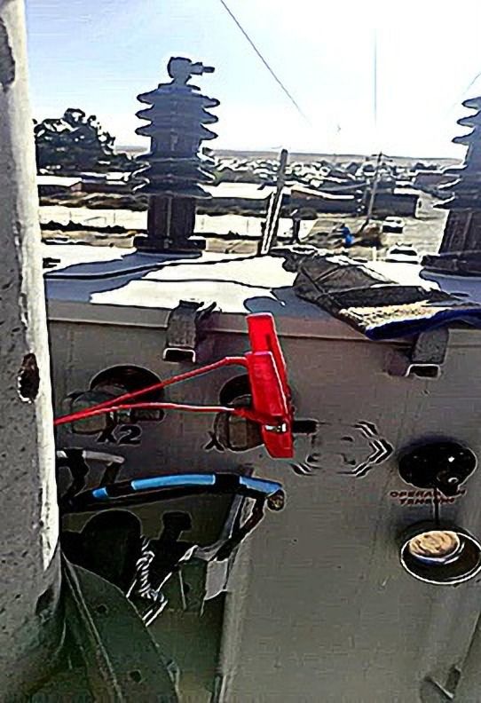 Parte superior de un transformador con cables conectados