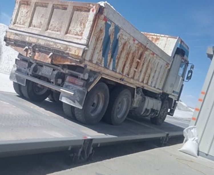 Camión volquete sobre una plataforma de pesaje