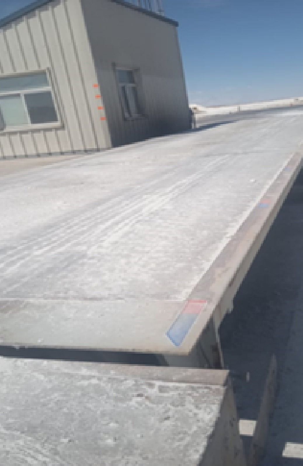 Plataforma extensa junto a una caseta