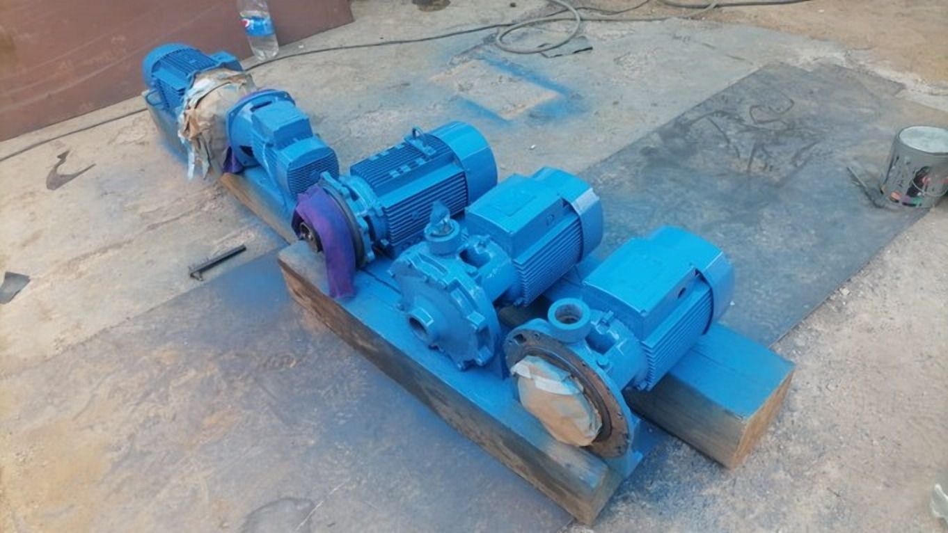 Motores eléctricos azules con bombas montados sobre una base