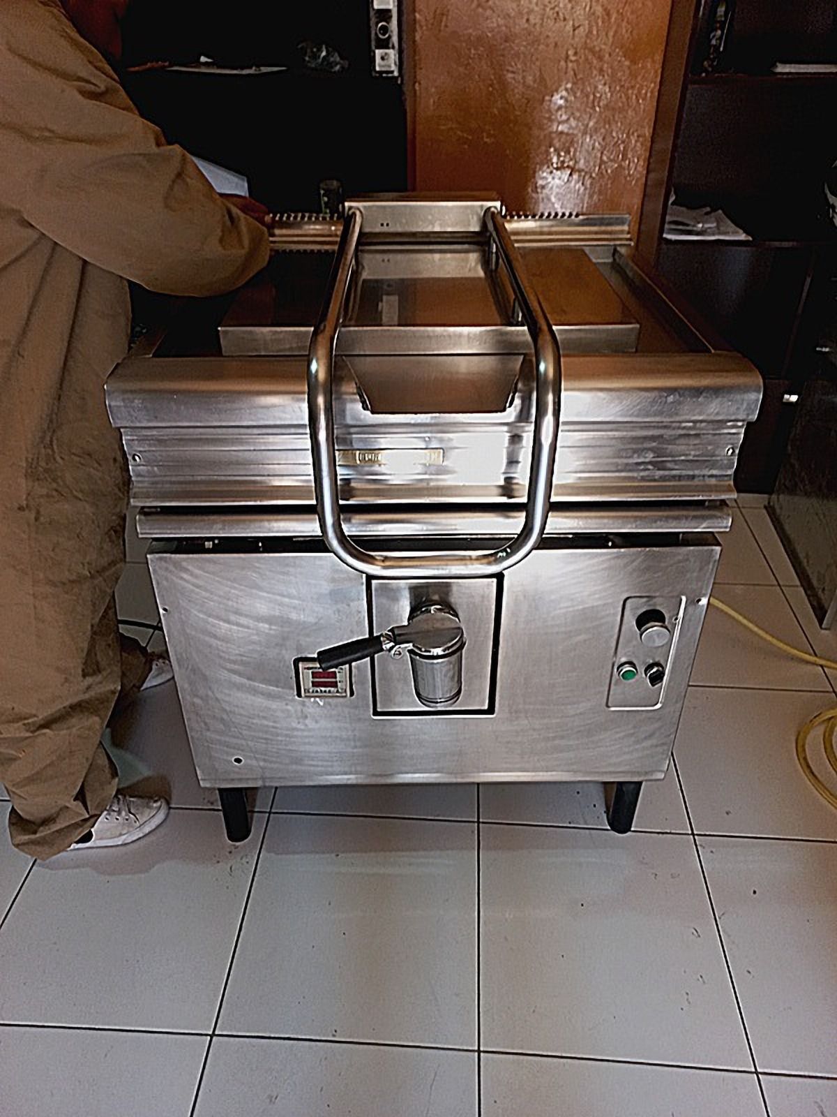Olla marmita de acero inoxidable en una cocina