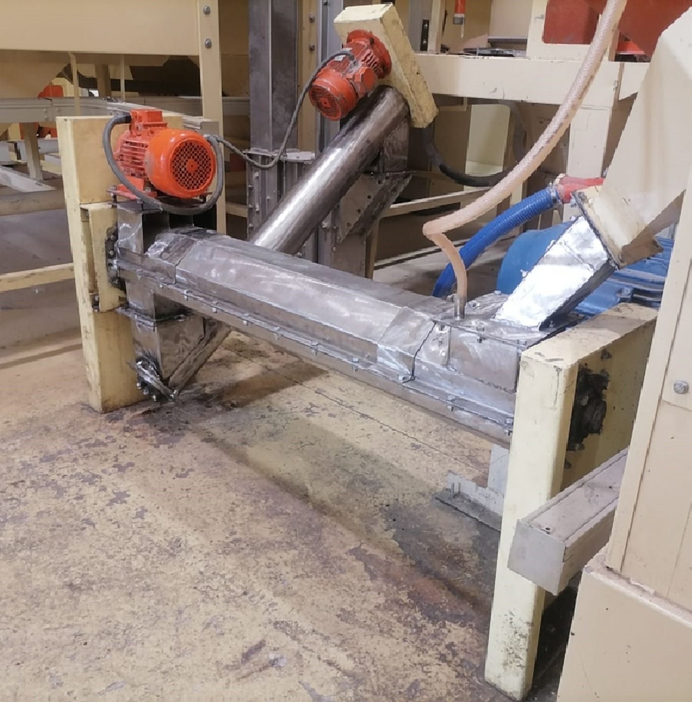 Transportador de tornillo con motor eléctrico naranja